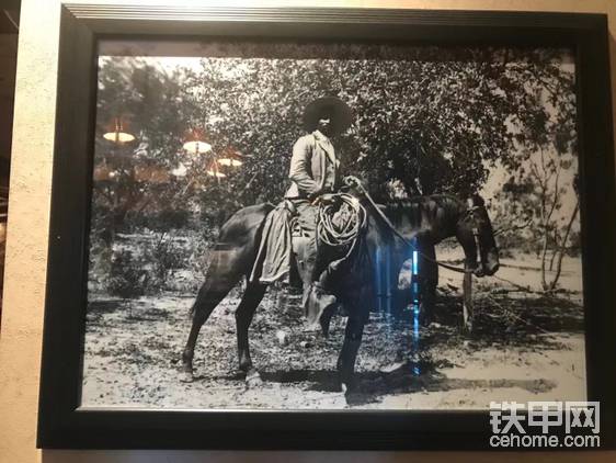 卡特彼勒創(chuàng)辦于1925年，是一家有著近百年歷史的財(cái)富500強(qiáng)跨國(guó)企業(yè)，經(jīng)歷了多次戰(zhàn)略調(diào)整，這并不是其第一次總部搬遷，背后究竟有怎樣的重大考量？

總部搬遷選址的“城市邏輯”

一座城市的產(chǎn)業(yè)聚集地，往往是一座城市的風(fēng)口所在。卡特彼勒成立以來(lái)，便經(jīng)歷了3次總部搬遷，跨越了3個(gè)城市。

1930年，卡特彼勒總部由圣利安卓搬遷至伊州的皮奧里亞；2017年，從伊州的皮奧里亞轉(zhuǎn)移到迪爾菲爾德；本次搬遷，則徹底離開(kāi)了伊州，新總部所在地為德州達(dá)拉斯郊區(qū)。

從地理位置來(lái)看，后兩次搬遷的地點(diǎn)都與國(guó)際機(jī)場(chǎng)相鄰，達(dá)拉斯沃斯堡機(jī)場(chǎng)更是世界第三大陸地機(jī)場(chǎng)?？ㄌ乇死粘^(guò) 62%的銷售和收入來(lái)自國(guó)外，超過(guò)400萬(wàn)件產(chǎn)品在全球運(yùn)營(yíng)，這樣的地理優(yōu)勢(shì)更有利于全球范圍內(nèi)員工、經(jīng)銷商和客戶之間的業(yè)務(wù)開(kāi)展。