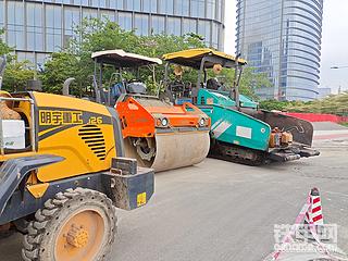 东跑西跑就像玩耍一样。忙……