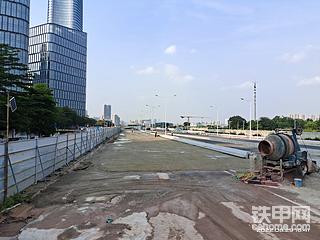 东跑西跑就像玩耍一样。忙……