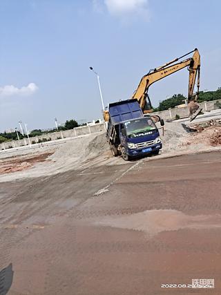 东跑西跑就像玩耍一样。忙……