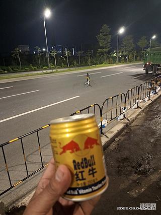 夜里困了就喝红牛提神，难搞{:tiejia7:}