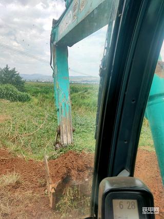 一台挖机配一辆车哎难啊