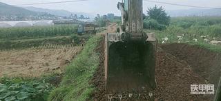 一台挖机配一辆车哎难啊