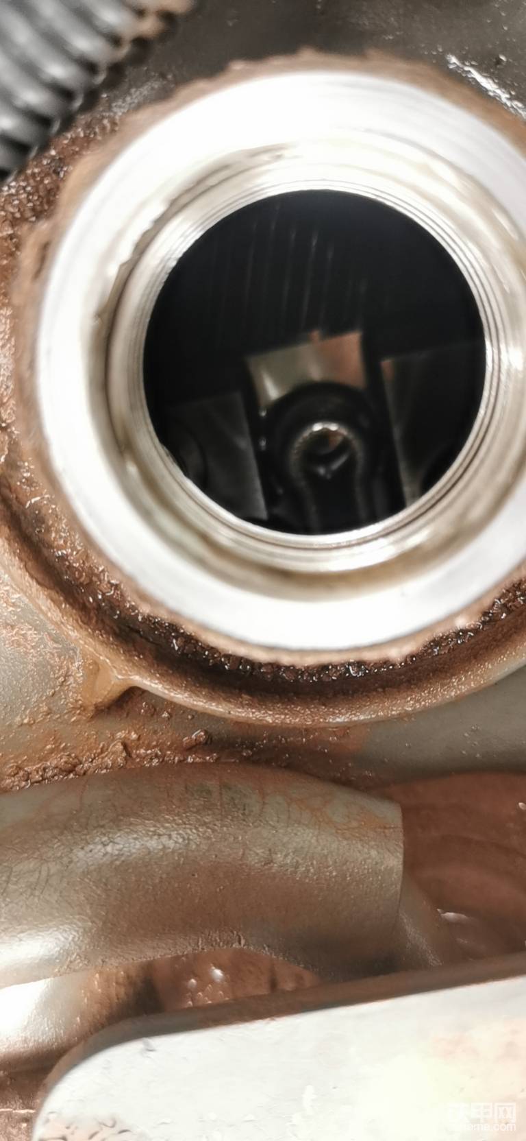 每次我没有加机油之前都要打开机油盖，看看气门室里面有没有油泥，只要有点点油泥，可以证明机油质量不咋样，看样子还是很干净的，