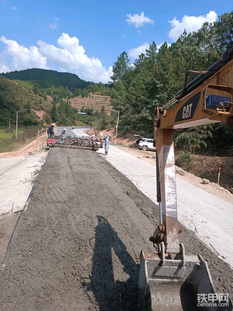 卡特306挖機(jī)平水泥修路-帖子圖片