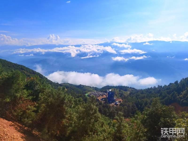 云兒幾朵輕點山，循路急升遠人間。