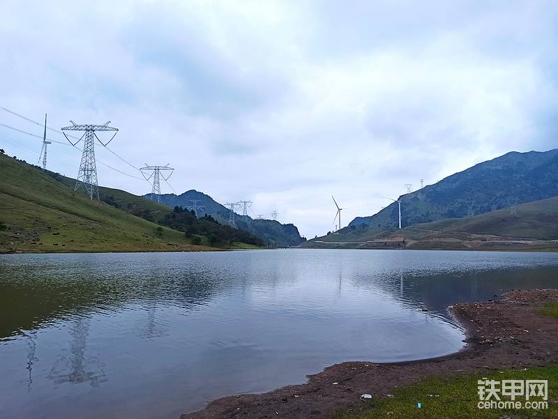 山巔的風電場和小湖，湖邊是牧場。這里的牧人以前一兩個月才下山一次。山巔的小氣候忽晴忽陰，變化無常。