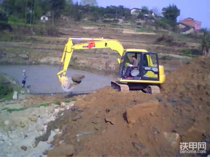 在当年的新农村建设当中起到了很好的推进作用，挖地基、修乡村道路，生意好得很，很多活路都是包工，并且是现钱，没有欠账。我一天开着挖机，十小时以上也没有觉得累过，因为小松挖机的协调性确实不错，斗也大，质量确实比国产的好，我很快就找回了本钱五十多万。当年的小松6o一7，按揭下来，是五十三万元，我经过三年，就还完了所有的欠款，此时的挖机还是好好的，没有多大的磨损：旋转马达换了个泵胆，行走马达换了一个小轴，油缸修了下，反正没有花多少的修理费，我就等着这个挖机发财了。