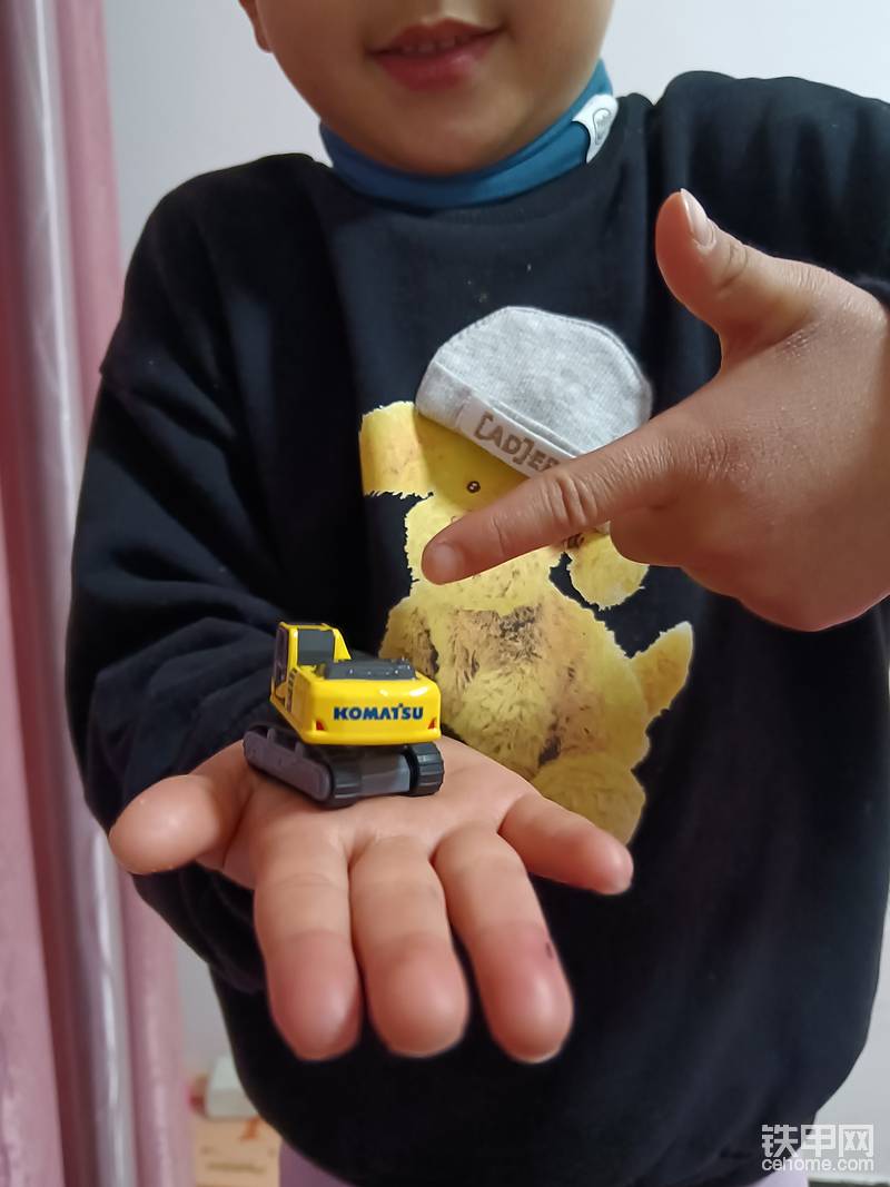 后来把小松官方给的奖品PC200挖掘机小模型给了他，和孩子每天沉浸在小松模型带来的欢乐！