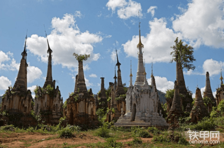 在位于缅甸丛林中心的茵莱湖西岸，座落在一个小村庄里，
                                        有数百座古老的形状多样，大小各异，各式各样的宝塔。
                                        这些古塔被荒废多年，几乎成了一片废墟。