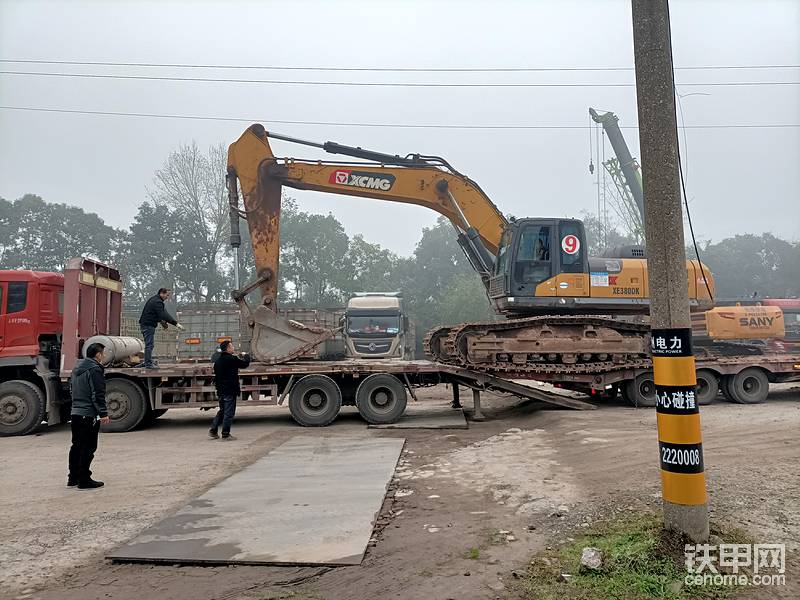 485上小拖車就是這個樣子掛拖的爬梯搭在小拖車上，當時我在開485就沒有拍照，這是380