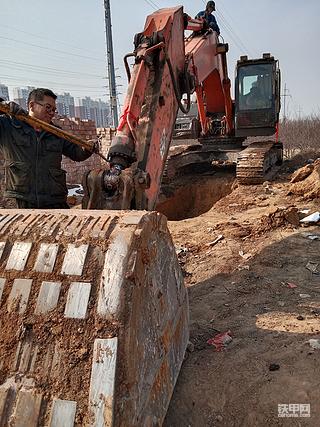 日立250-3G更换油缸油封