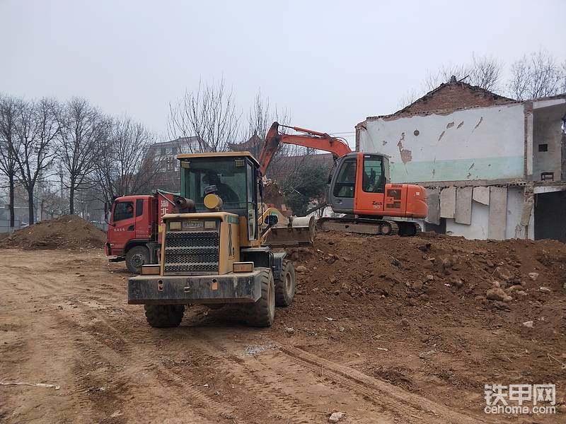 小装载机在运土，汽车到不了的地方它能去。