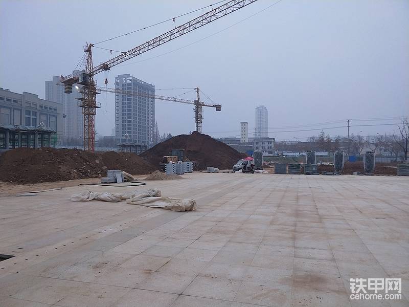 兩個塔吊在忙碌的工作中。