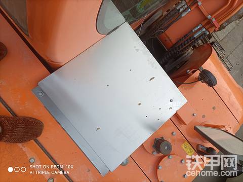 斗山75驾驶室上面加装LED灯。