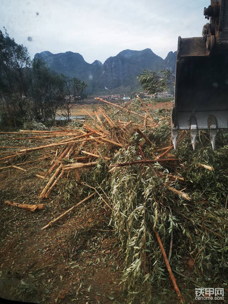 半個下午拆油管油缸總算焊得一個面了，天已黑不好干活明天再弄