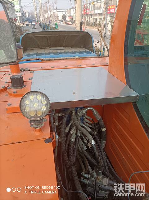 斗山75驾驶室上面加装LED灯。