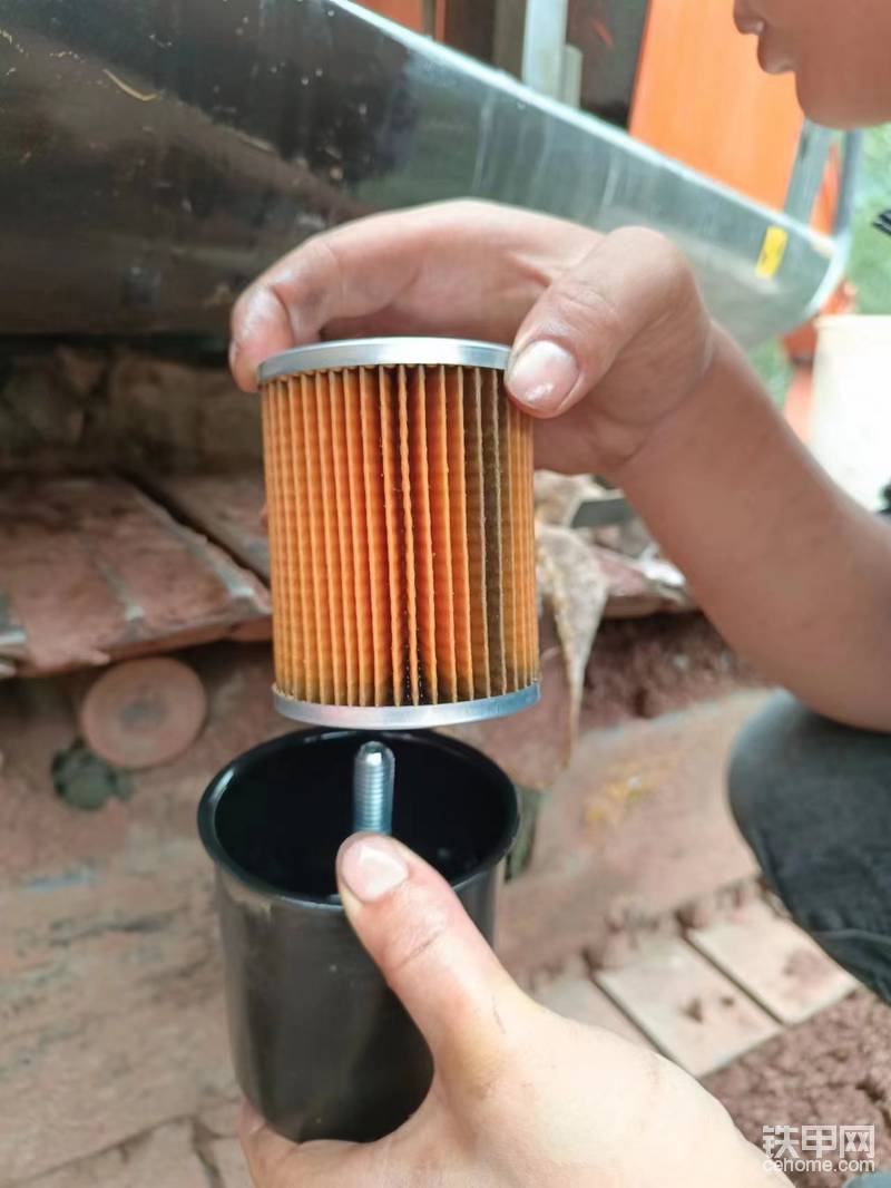 更換油濾芯，之前車主都是廠家保養(yǎng)，里面還可以   現(xiàn)在換個新的有些圖片沒拍后期補圖加