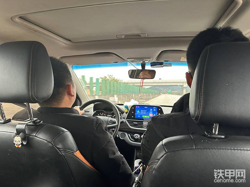 抵達(dá)廣西柳州驅(qū)車前往礦山，一看就是老司機(jī)！