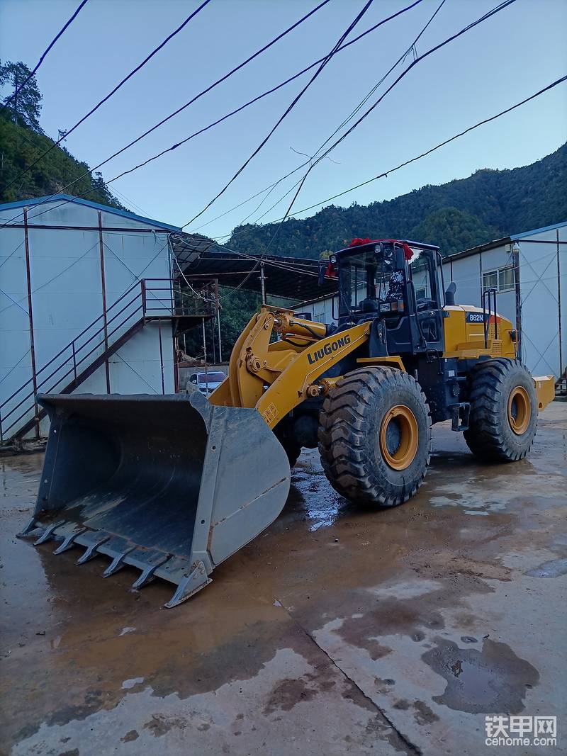 大噸位裝載機(jī)配備的4.2方大鏟斗，高效給力。