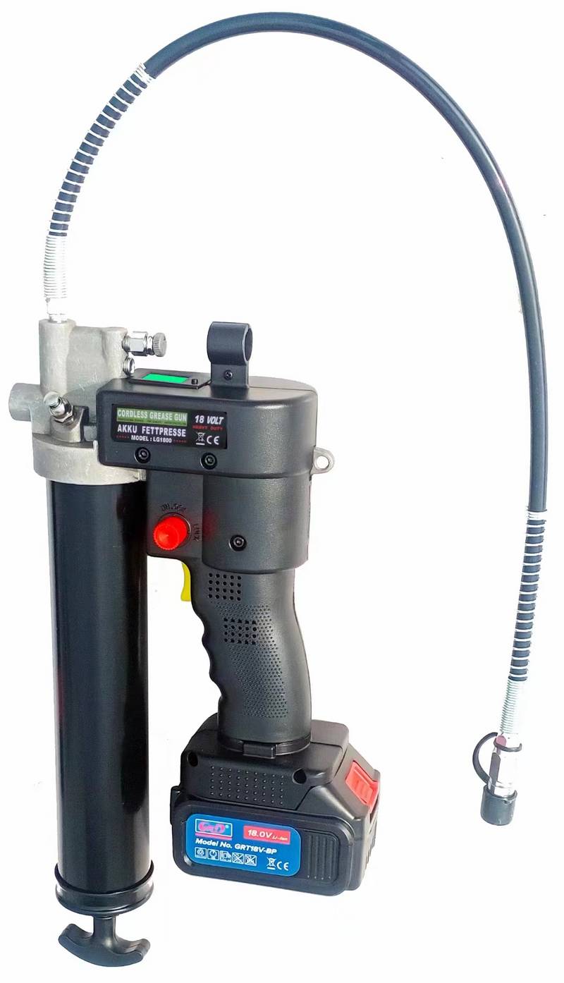 LG1800格瑞特電動(dòng)黃油槍 出口十七年之久
格瑞特機(jī)電股份從成立之初就確立了生產(chǎn)一代、儲(chǔ)備一代、研發(fā)一代發(fā)展思路，目前公司研制的手持式電動(dòng)油脂槍獲得了國(guó)內(nèi)外客戶的認(rèn)可并取得了國(guó)家專(zhuān)利，同時(shí)公司不斷推出新產(chǎn)品，格瑞特電動(dòng)黃油槍的主要特點(diǎn)是：

1.、 帶開(kāi)關(guān)自鎖裝置，防止無(wú)意碰到開(kāi)關(guān)或運(yùn)輸途中發(fā)生意外漏油等事故。

2. 、帶LCD液晶電量顯示器，可以顯示剩余電量，確保及時(shí)充電。

3. 、帶雙排氣閥，可以排出泵體和管路里存在的氣泡，快速恢復(fù)正常工作。

4. 、帶安全閥設(shè)計(jì),防止油路堵塞損壞設(shè)備。

5. 、大功率充電電池,動(dòng)力充沛。

6. 、大功率快速充電器，一小時(shí)充滿電。專(zhuān)用日本芯片程序設(shè)計(jì),當(dāng)鋰電池剩余電量超過(guò)80%,不對(duì)電池進(jìn)行充電，減少電池充放電次數(shù),提高電池壽命。當(dāng)快要充滿電時(shí)，充電狀態(tài)自動(dòng)改為涓流充電,防止電池過(guò)充,進(jìn)一步提高了電池使用壽命。

7. 、高壓軟管兒帶防爆彈簧,確保使用者安全。

8.、 可選配肩帶，節(jié)省使用者體力。

9.、 可選配逆變器，實(shí)現(xiàn)野外電池充電。


當(dāng)設(shè)備油路有點(diǎn)堵的時(shí)候，高壓軟管上的平油頭會(huì)把設(shè)備上黃油嘴緊緊的鎖住，很難拔下來(lái)，這時(shí)候打開(kāi)快拔旋鈕，高壓軟管就很容易拔下來(lái)了。