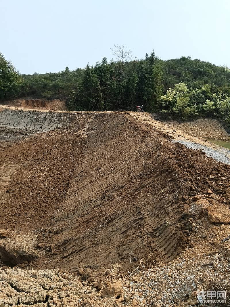 修這種挖機(jī)剛剛能通過的路必須要外面高里面低，這樣挖機(jī)壓上去做事才能保證挖機(jī)平穩(wěn)，一但感覺外面低了就要及時退出來挖土把外面墊高。還有就是大堆的草跟樹不要墊在外面，有時候沒壓實(shí)會塌方。