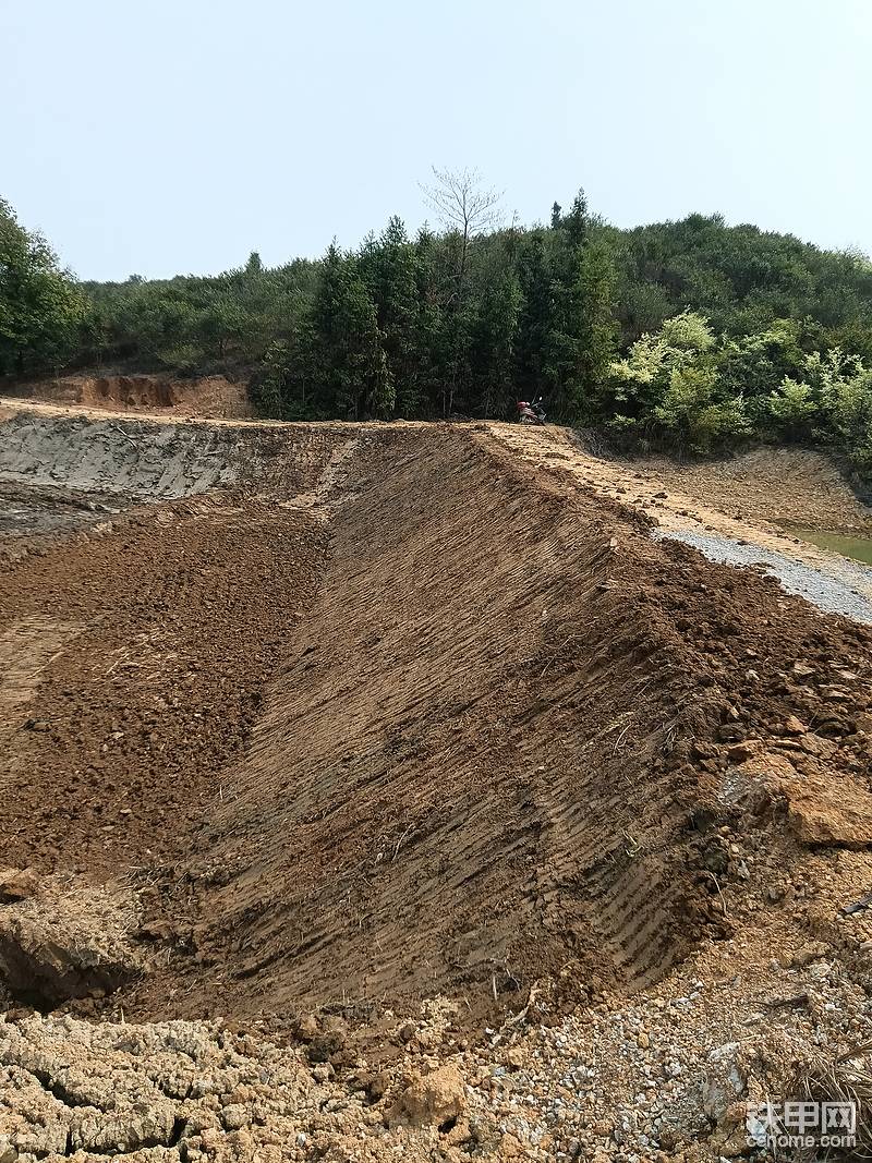 修这种挖机刚刚能通过的路必须要外面高里面低，这样挖机压上去做事才能保证挖机平稳，一但感觉外面低了就要及时退出来挖土把外面垫高。还有就是大堆的草跟树不要垫在外面，有时候没压实会塌方。