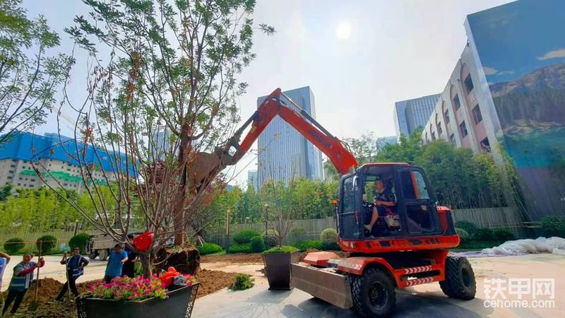 中國的機械水平直追棒子國幾乎快持平狀態(tài)，建議支持有創(chuàng)新精神的品牌，雷道85x總體表現(xiàn)可以，總體用料同級別比較屬于上等，油耗8小時30升左右最多不超40升最少不低20升，個人經(jīng)營使用可以！打完收工，感謝觀看，點贊評論轉(zhuǎn)發(fā)，聽說廠家不做這款車了，不知道真假個人感覺挺可惜的！490機械車友會，金云鵬