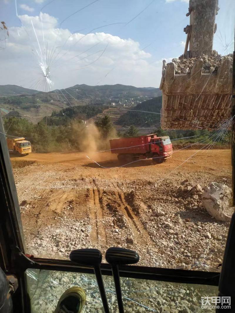 天氣好晴朗，修高速公路，開挖土石方，基本就是裝車。