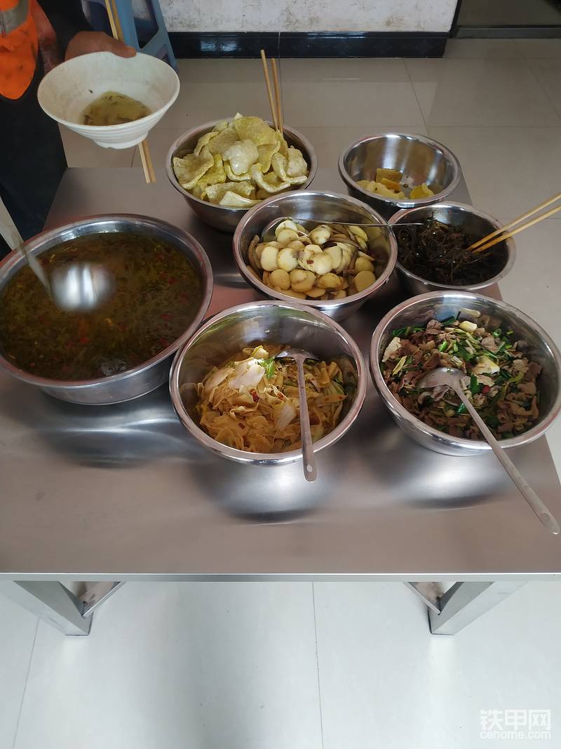 工地伙食，中午飯跟晚飯，還是很不錯(cuò)，云南特色，看著清爽，味道也合適，做飯的是位大媽。