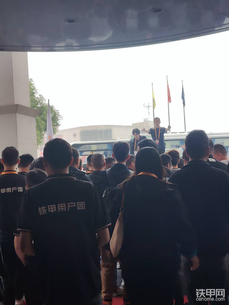 每次展會，看到最辛苦的人依然是我們可愛的工作人員，我們帥氣的丁總依然溫文爾雅玉樹臨風。
