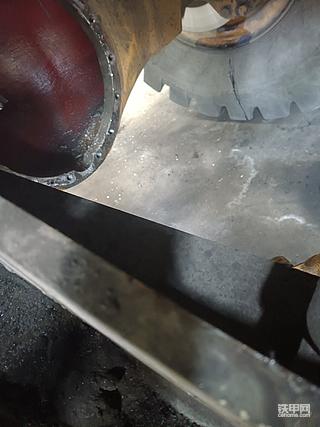 山東臨工956f更換前橋主傳動差速器總成。