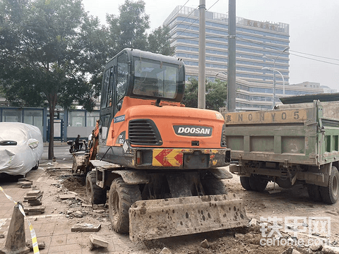 城里干活就得用轮挖，我的DX60W