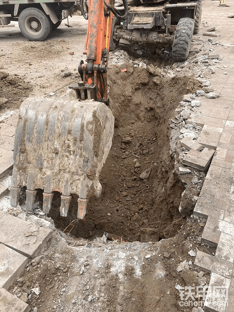 城里干活就得用轮挖，我的DX60W