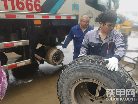 買吊車，首選福田雷薩，服務(wù)真給力