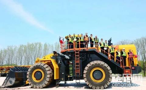 柳工首台百吨级特大型混动矿用装载机8250H
