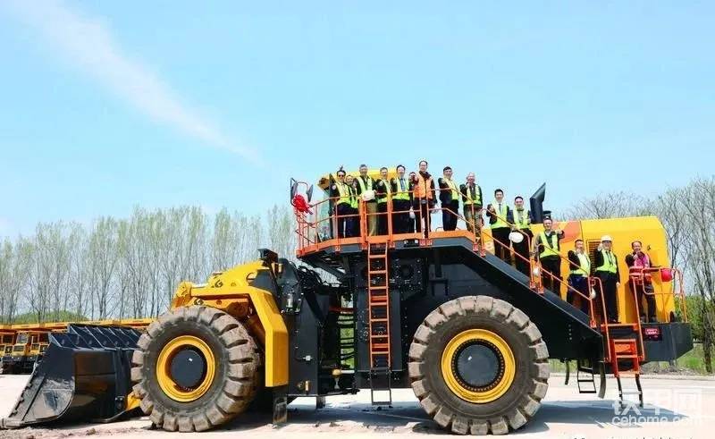 柳工首台百吨级特大型混动矿用装载机8250H-帖子图片