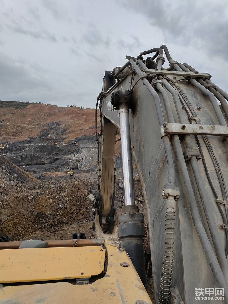 照片拍摄于2021年9月16日。矿区工作沃尔沃480停歇进行破碎锤油封保养更换，空闲时间随拍