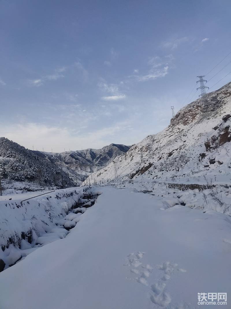 照片拍摄于2021年11月7日。镜头记录下雪过天晴后大山的角落，每一处都是洁白无瑕的，让人不禁有种此生看遍山川大地的感觉，油然而生的望向远方。