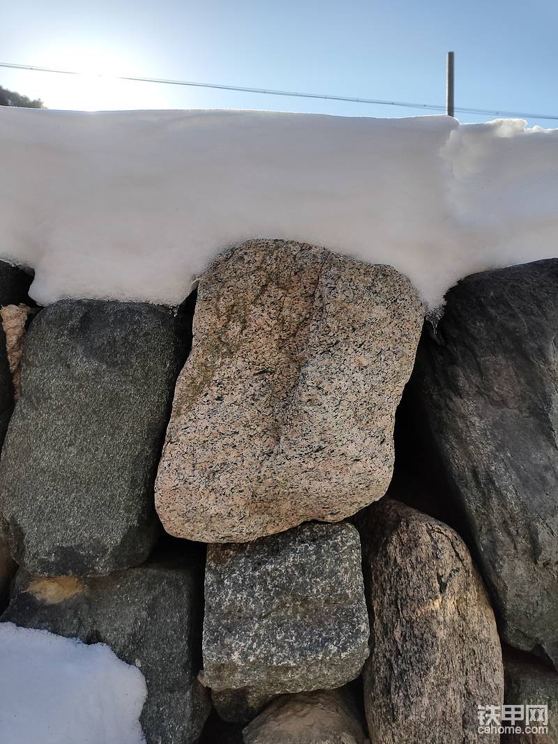 照片拍摄于2021年11月11日。当天已经开始干活，石头上落雪可以直观感受到雪的厚度，再厚的雪也有融化的时候，再难的路也有走完的时候。呼吸新鲜氧气开始每天的运作和改变吧。