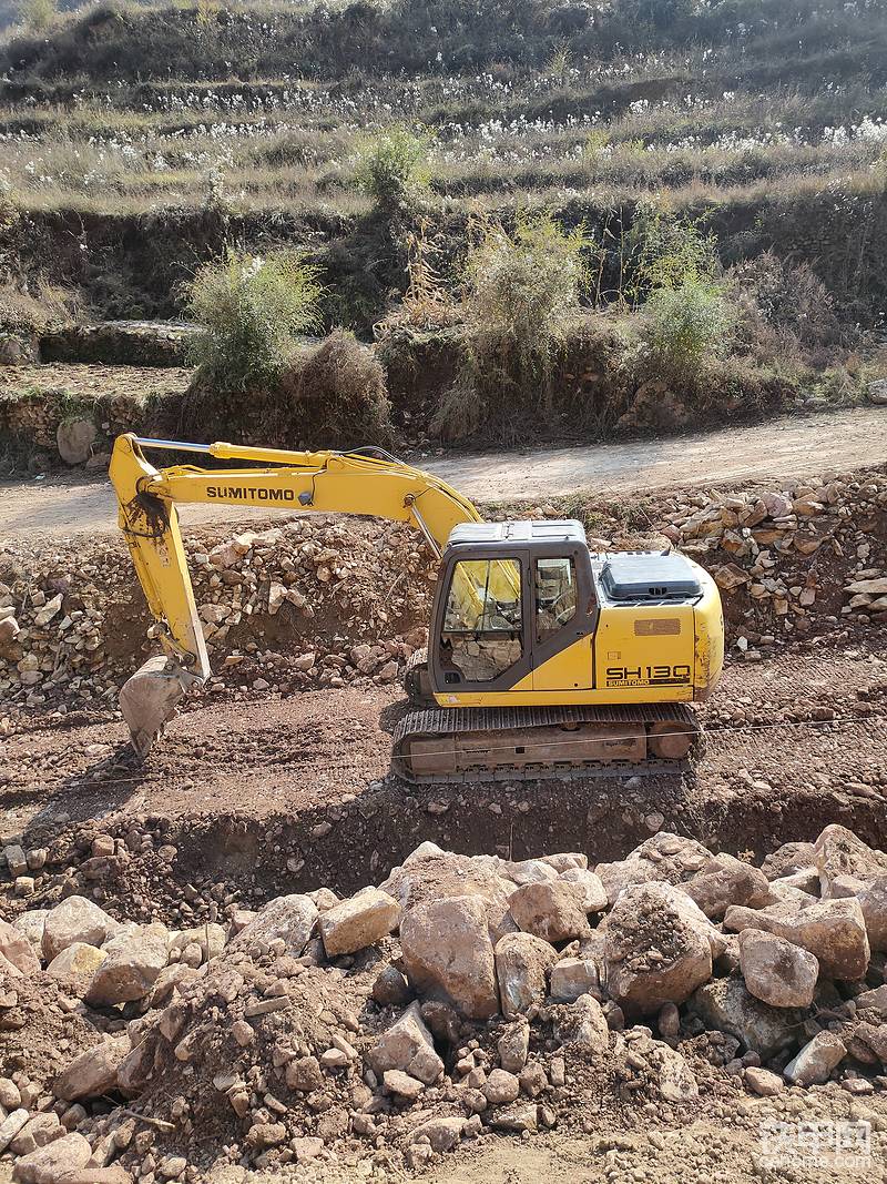 照片拍摄于2021年10月18日。住友130山村别墅地基开挖施工，挖掘机照片