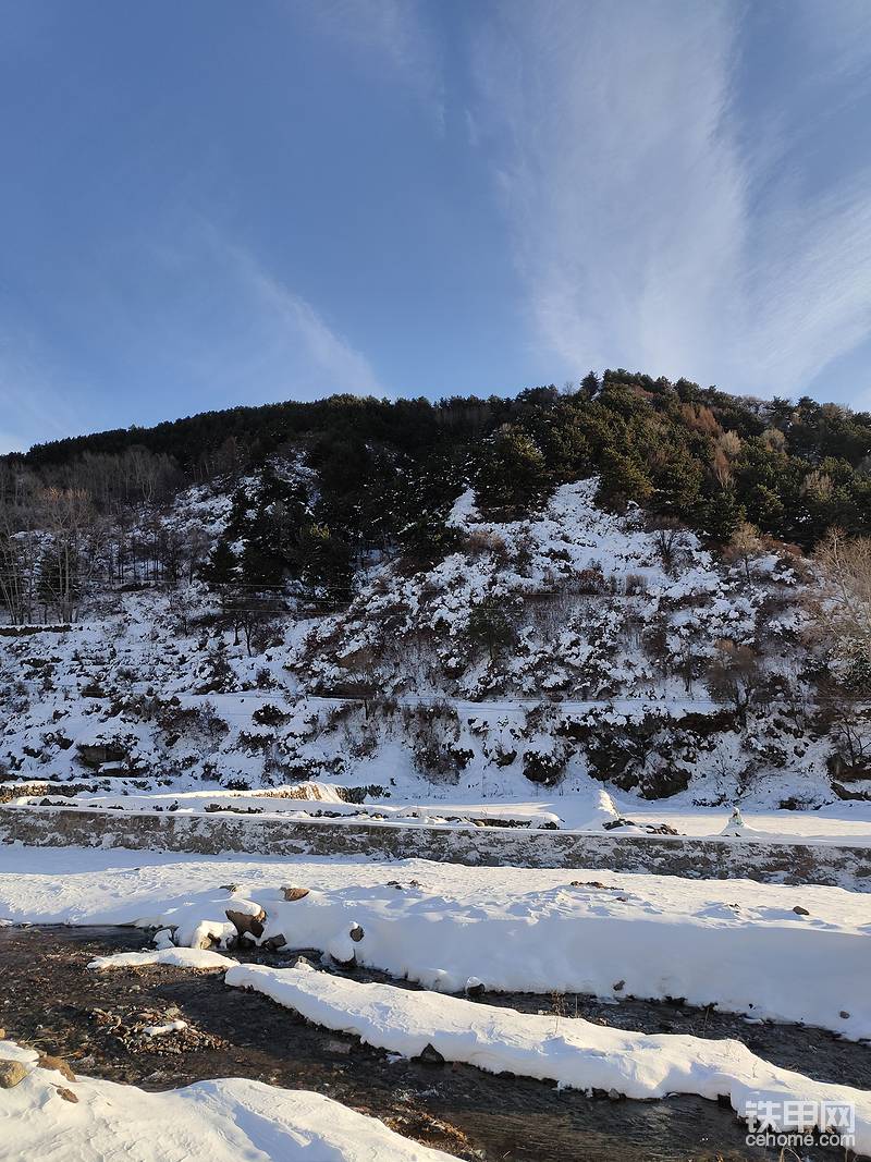 照片拍摄于2021年11月9日。大雪过后隔一天下午行走在路上随拍，每天都有不同的景色，每一天都在不同变化，如此，世间万物周而复始生生不息，日月星辰，斗转星移，都在发生着改变，经历大雪必定经历来年的酷暑，自然存在着考验也存在着汲取所需的养分。