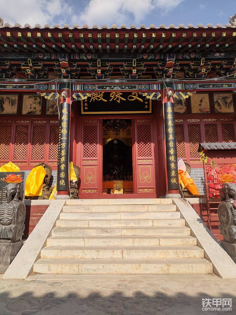 照片拍摄于2022年10月16日。村里的寺庙修建地基挡土墙，吃过午饭后，庙门前观赏了一会。