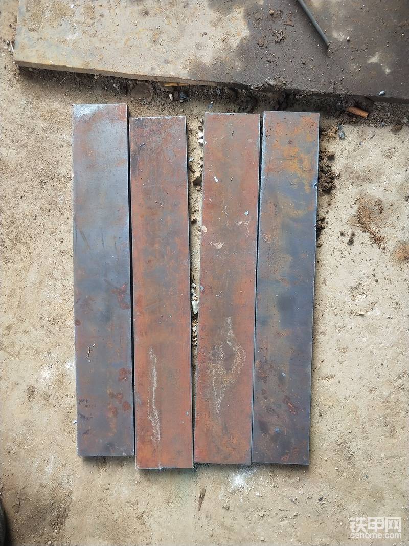 这个是护链板，一面两个，都是锰板。