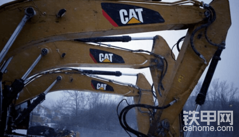 Putin clears sale of Caterpillar's Russi