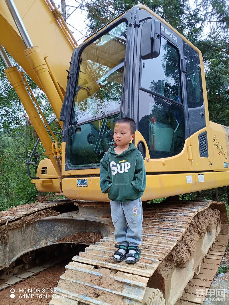 來張小孩照片，其實(shí)我以前也是開挖機(jī)的，現(xiàn)在開吊車了而已