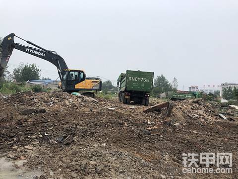 各位老板，21年買的現(xiàn)代225挖機(jī)，3500小時現(xiàn)在能賣