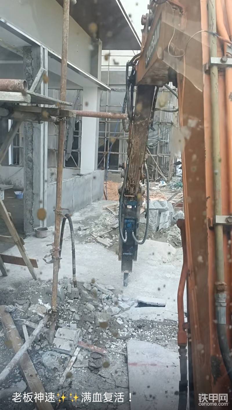斗山60打混凝土路面，這臺(tái)機(jī)說多了都是淚，沒空調(diào)，沒門，頂蓬漏水，天晴濕底褲，下雨變落湯雞！