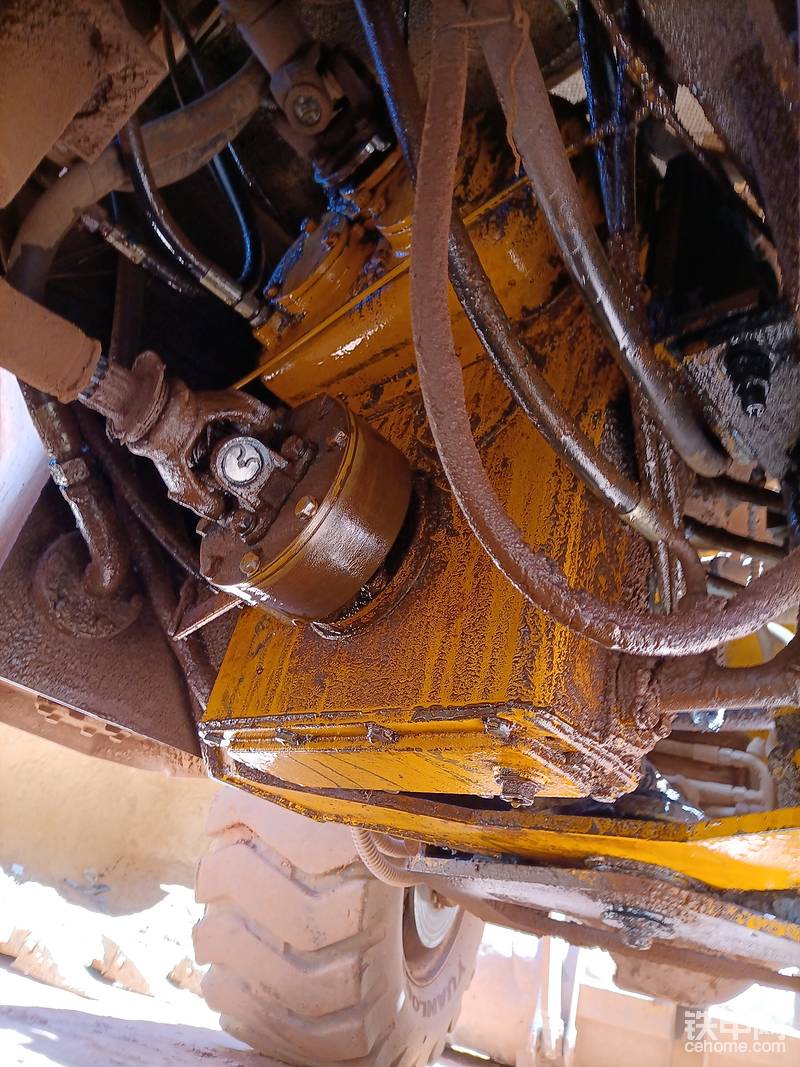 山推工程机械股份有限公司的定轴式变速箱。使用至今没有任何问题，图片上是液压油管漏油造成的。