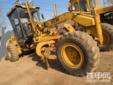 購買2臺舊平地機(jī)13621680577